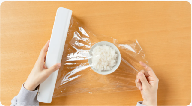 ラップを使用してお米を保存する