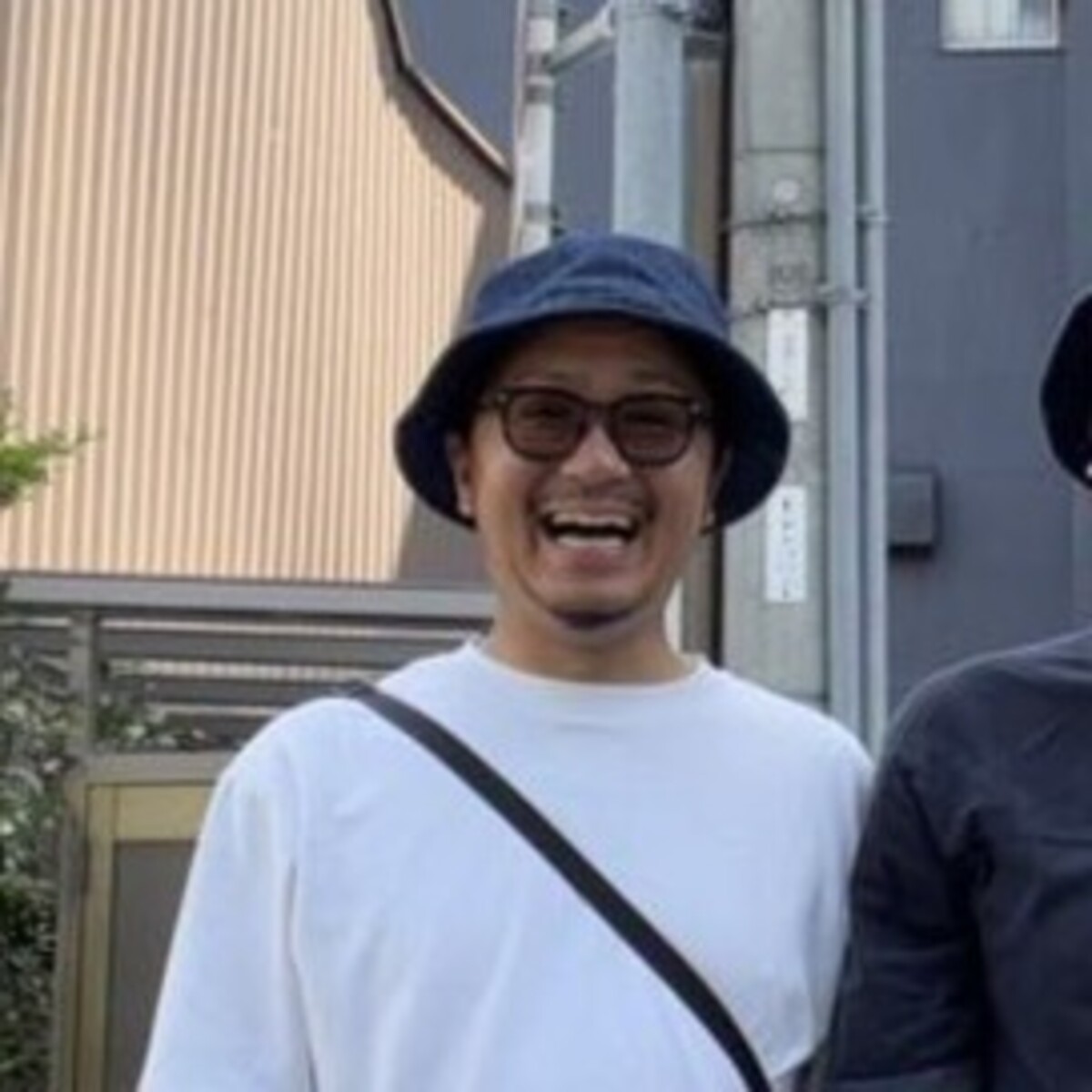 45歳男性が朝、コンビニで友人に遭遇→「2人で記念撮影した」目を疑う姿に「これで血のつながりがないなんて」「前世双子では？」（1/2） | 男性 ねとらぼ