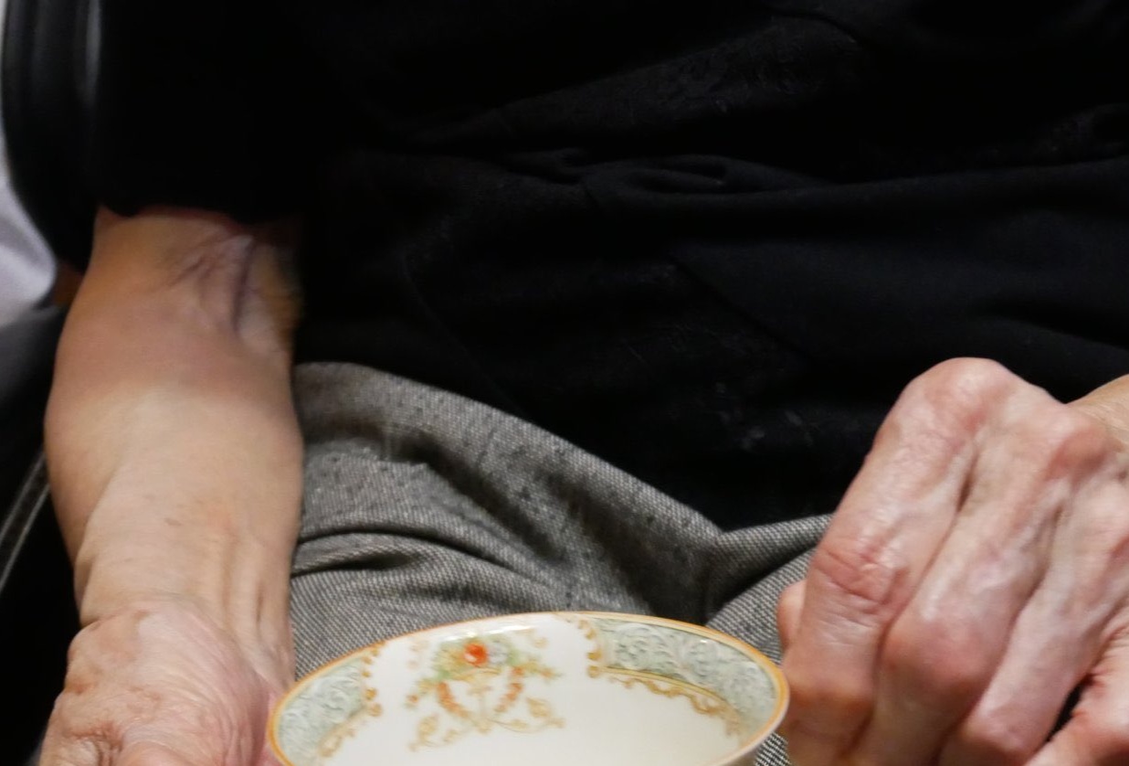 91歳の叔母が実家の紅茶を見て絶句した理由とは？家族の歴史を物語るティーカップがXで大きな反響を呼ぶ