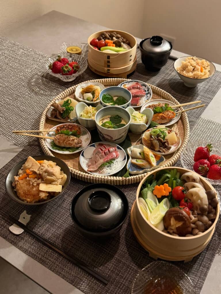 おいしそうな料理を引き立たせるお皿の使い方が素晴らしい！