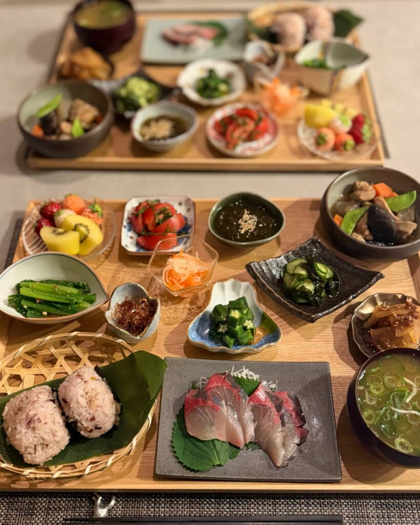 雑穀のおにぎり、お味噌汁、お刺身、煮物、野菜の小鉢などなど彩り豊か！