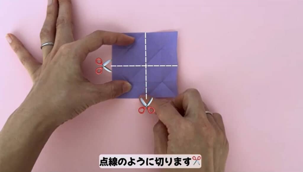 折り線をつけて4等分します