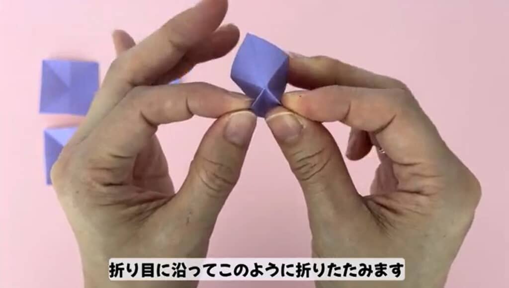 折り目に沿って折りたたみます