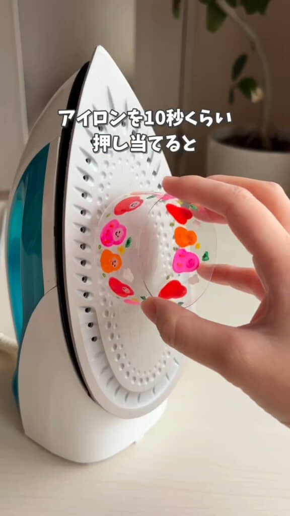 温めたアイロンに当ててみると……?