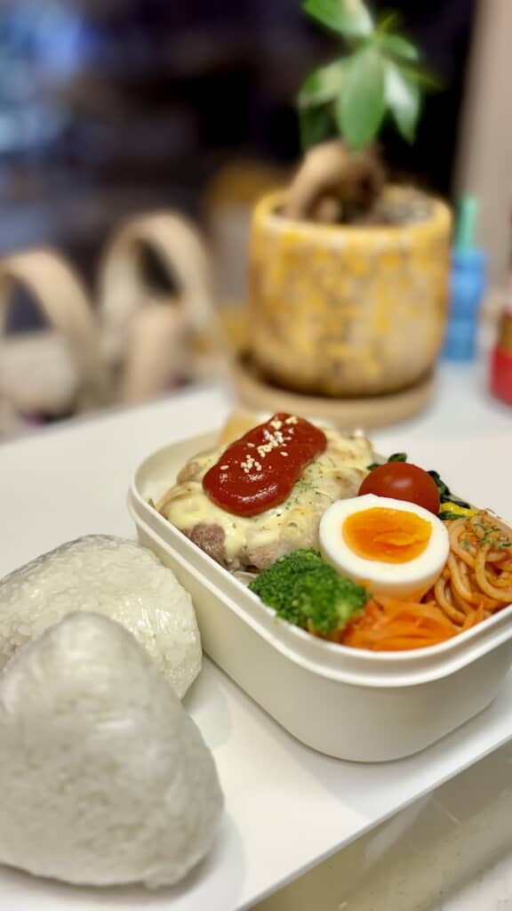 大きなおにぎり付きでボリュームも満点!