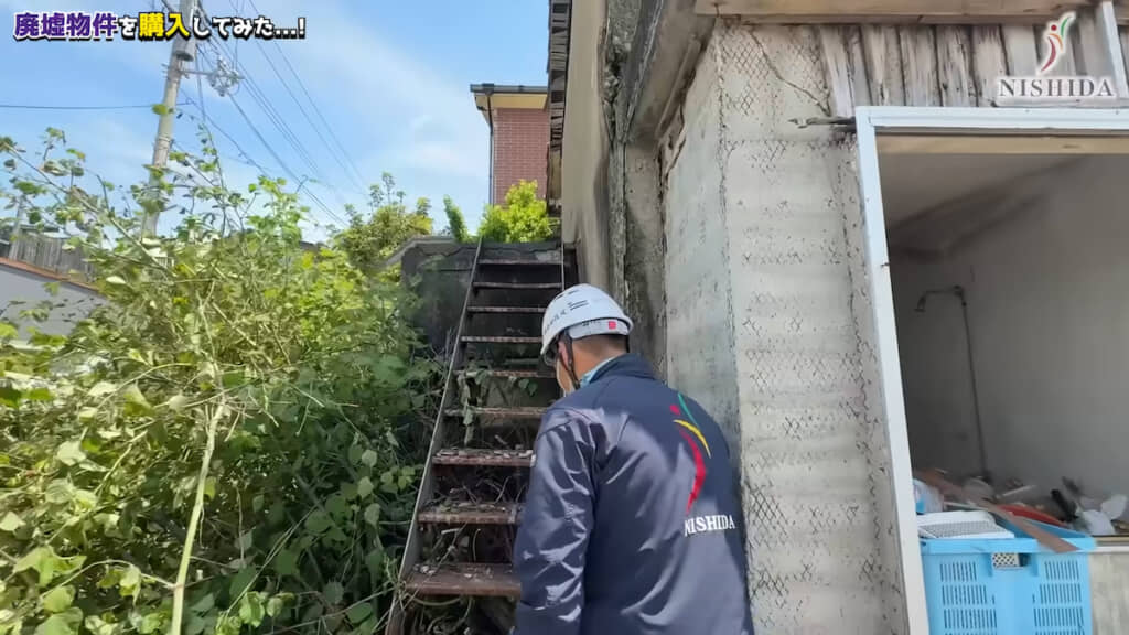 手すりのない階段を2階へ上がる