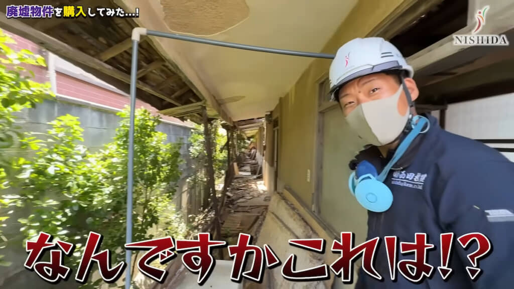 ひどいありさまの2階外通路