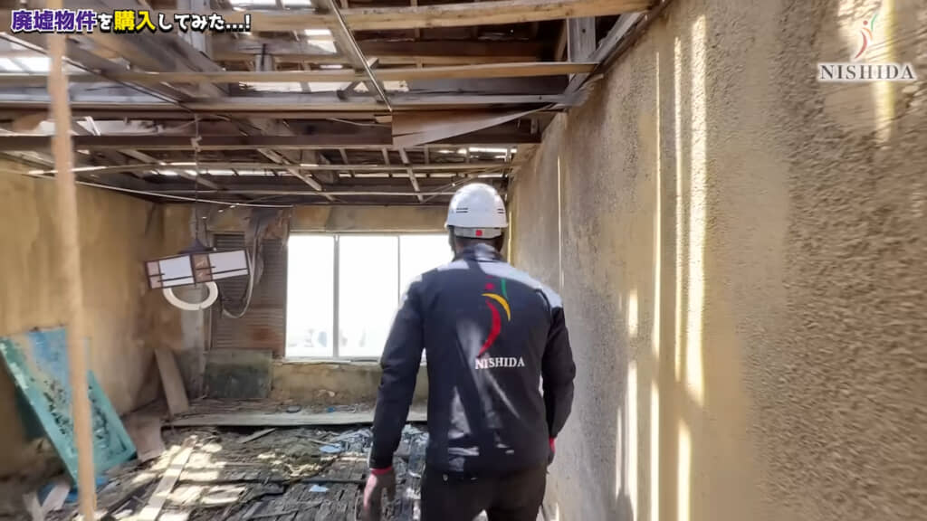 部屋に入っていくと……