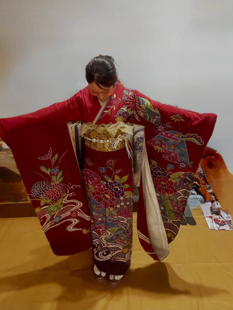 華やかで優雅な赤い振袖