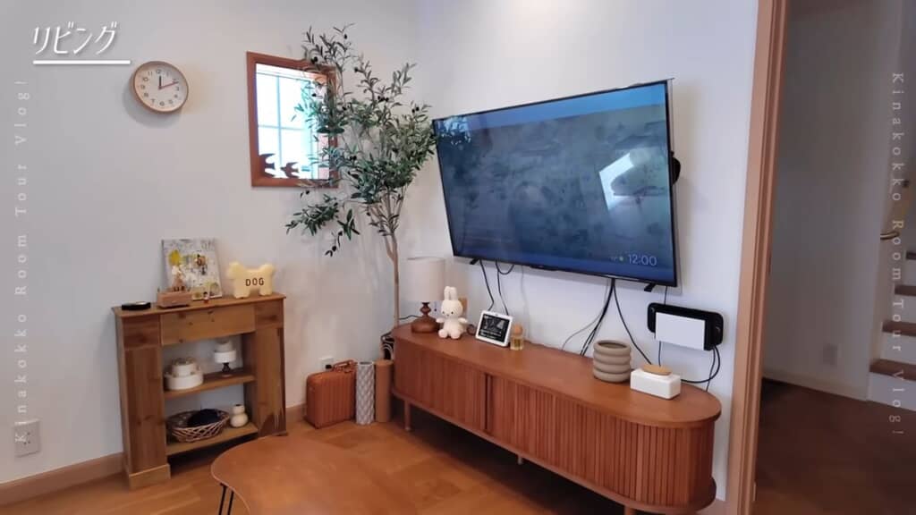 リビングの壁面にかけたテレビとその周辺