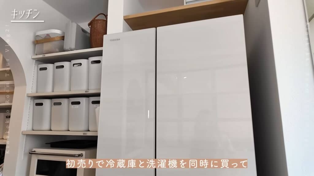 新調した冷蔵庫とその隣にある棚