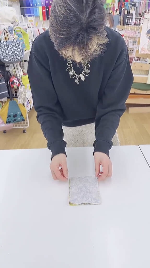 最後に残った1枚も重ねます