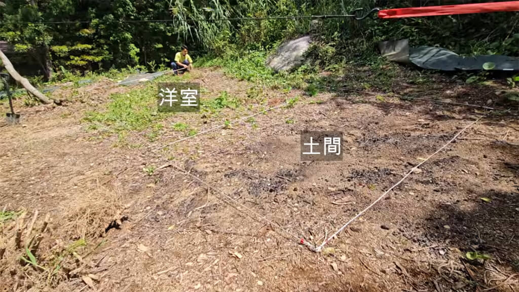 ひもを張り、家を建てる場所や大きさを確認していきます