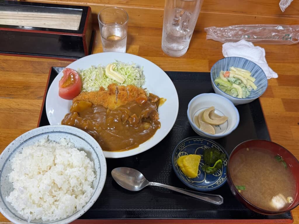 カツカレーを注文して出てきた定食っぽいメニュー