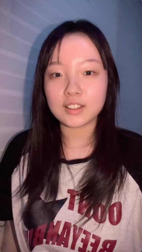 すっぴんで部屋着の女の子がメイクをすると……