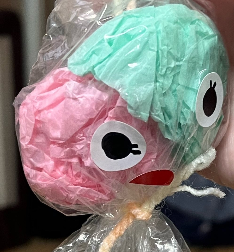 おしゃれな女の子のように見えます（2歳のときに作った「てるてる坊主」）