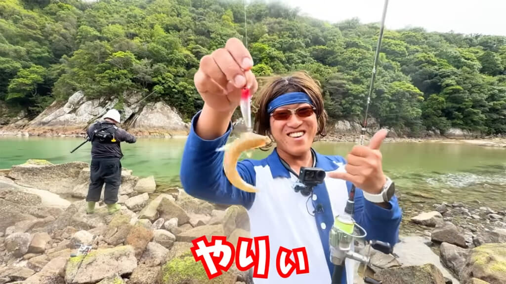 エソを釣って満面の笑みを浮かべるミラクル宮さん