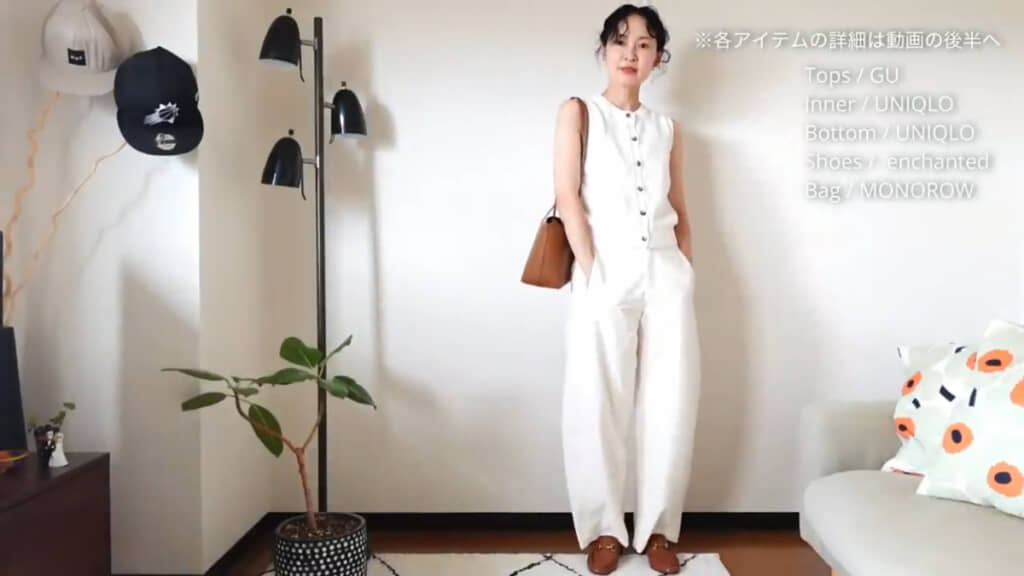 首元が詰まったトップスのためネックレスはなしで、アクセサリーはゴールドのイヤリングのみ