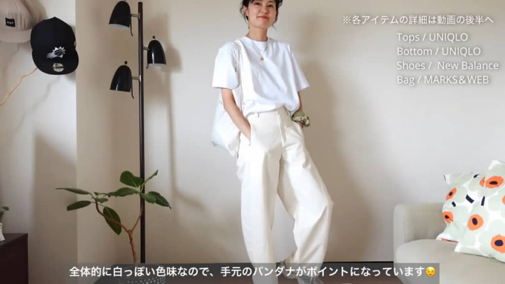 シルバーのネックレスの上に、ゴールドのコインのネックレスを重ねています。他にもシルバーのイヤリングと、2つの指輪をつけています