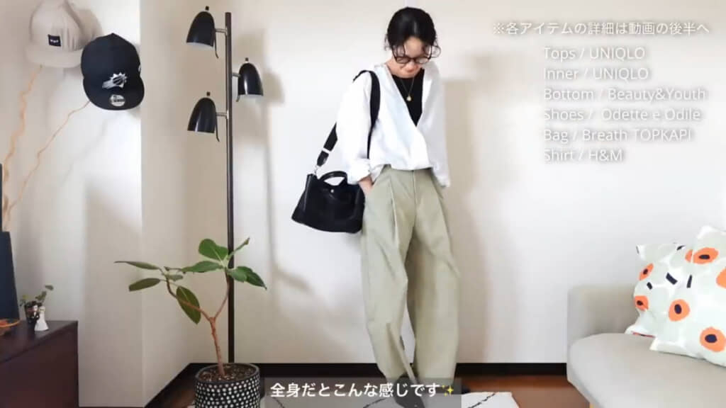 白シャツを上に着た様子。ノースリーブのトップスのインナーには、すべて「エアリズムコットンブラチューブトップ」を着用しています