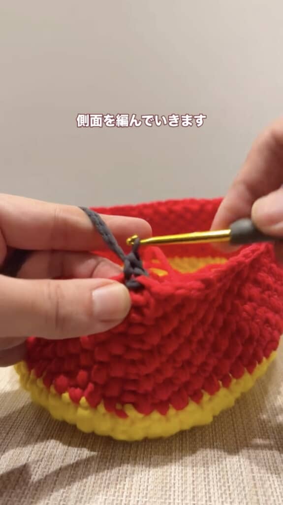 色を替えつつ、側面から編んでいきます