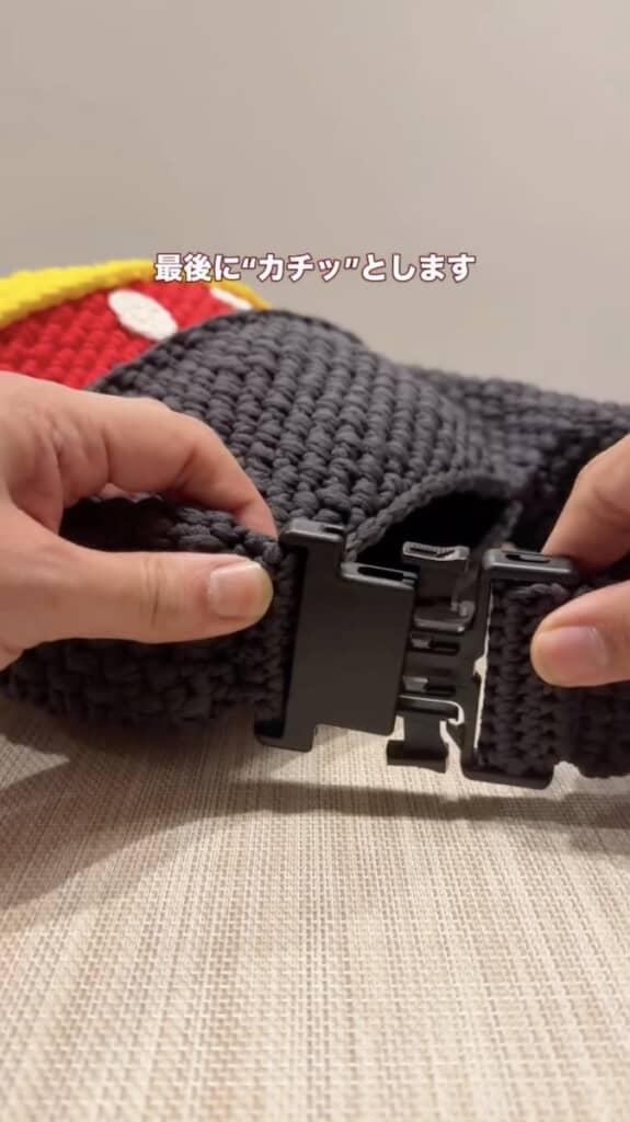 ベルトも編み、バックルで本体と接続