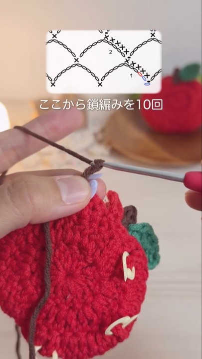 リンゴを底にして編んでいきます