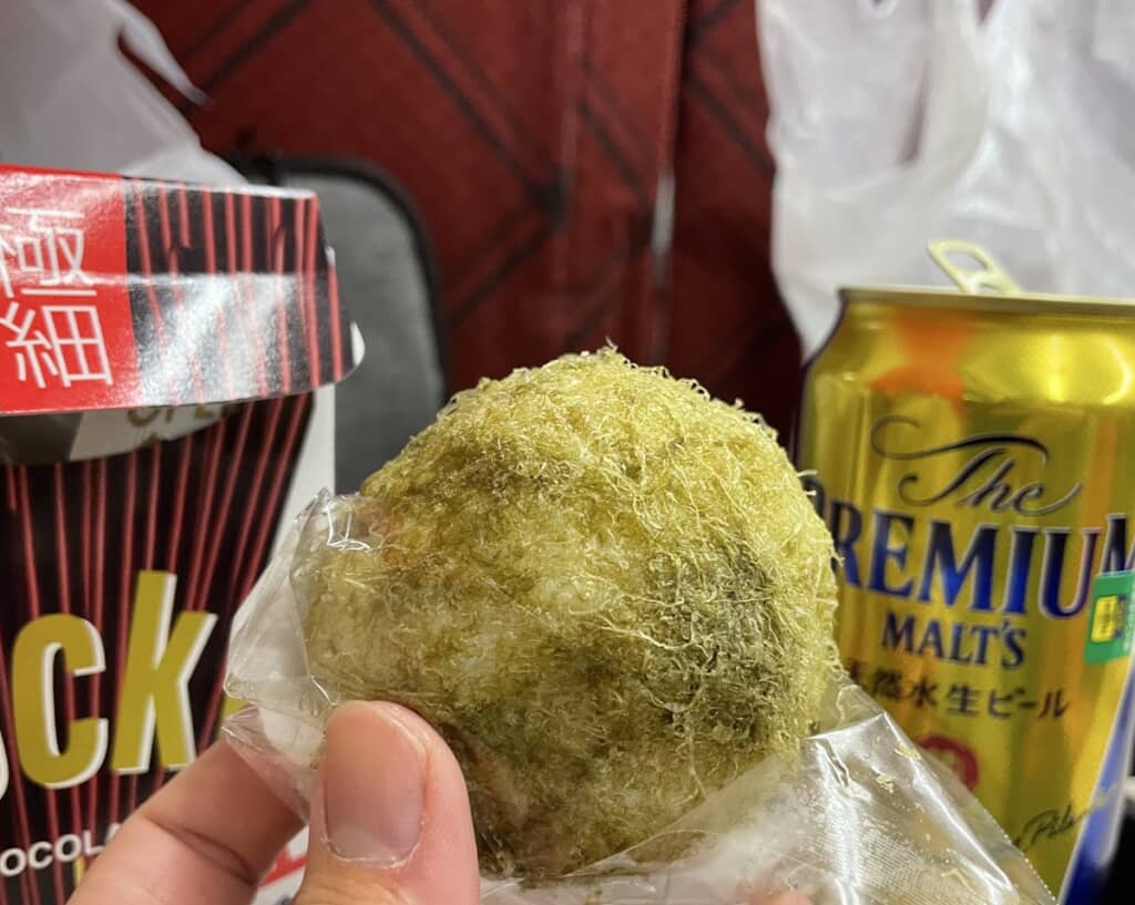 とろろ昆布を巻いたおにぎりの写真