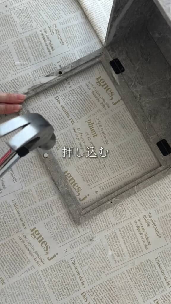 磁石を押し込むときには金づちを使用