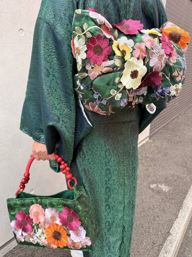 帯もバッグも花があふれる