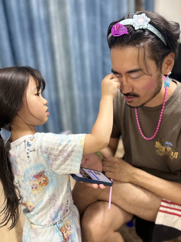 パパにアイシャドウを塗っている娘