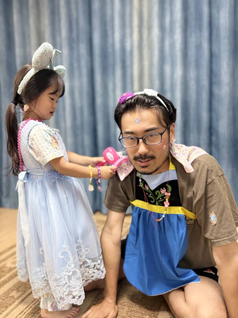 ドレスを着用し、シールを付け、娘とパパがプリンセスに変身した
