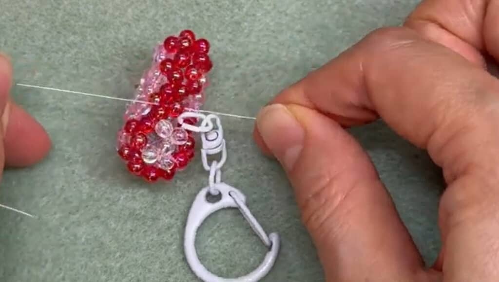 キーホルダー金具を付けます
