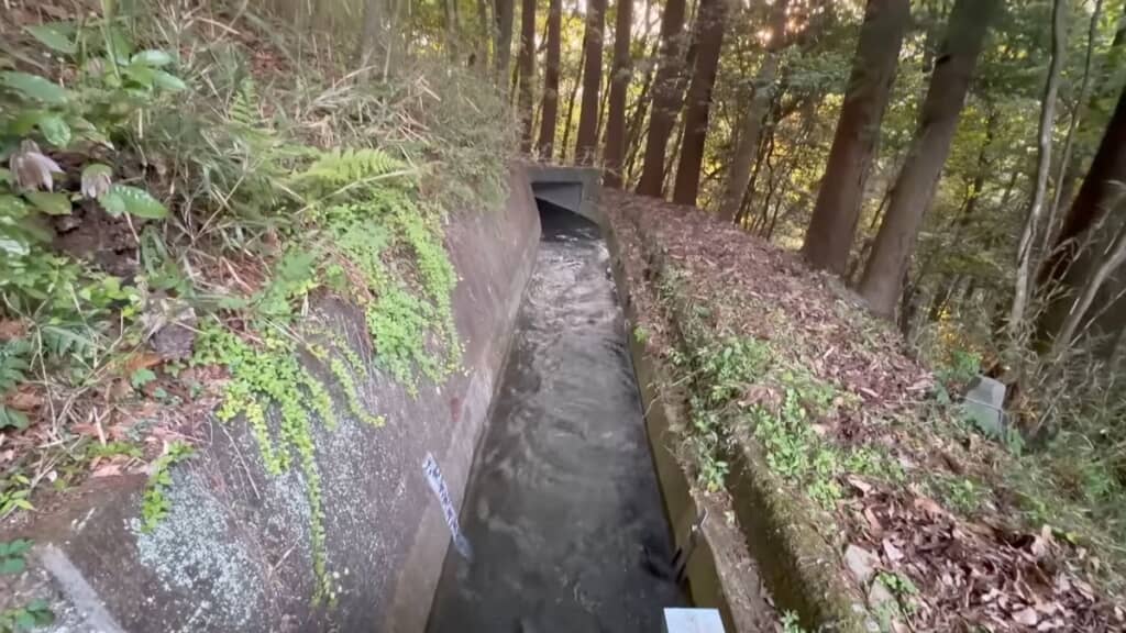 水路を流れる農業用水