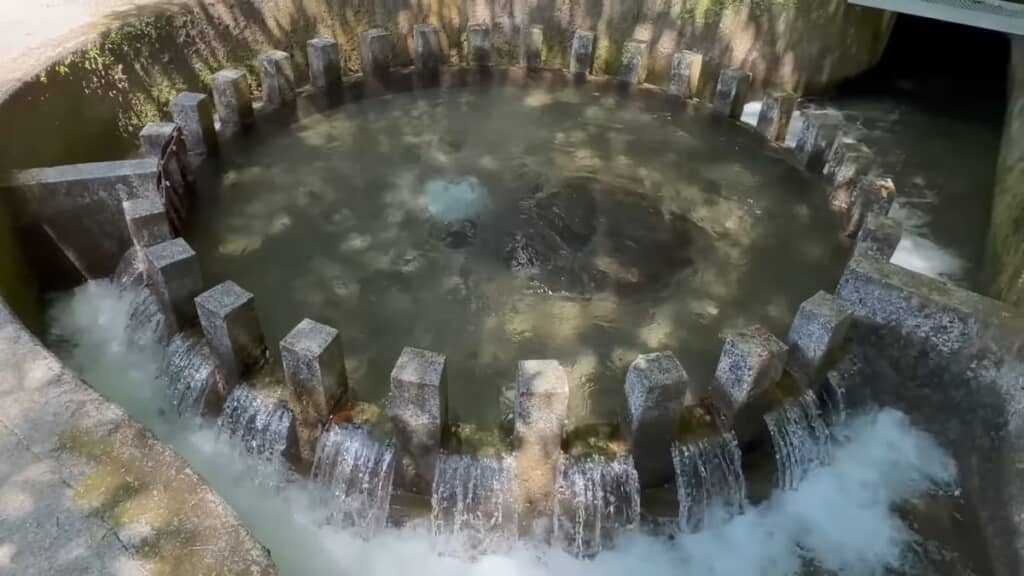 透明な水が湧き出る烏嶽円形分水