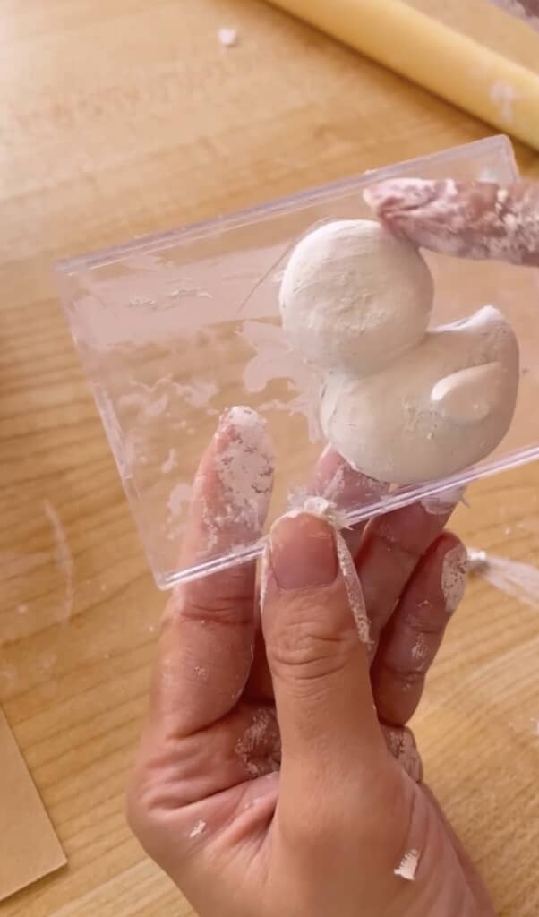 ケースで紙粘土のアヒルを成形する様子