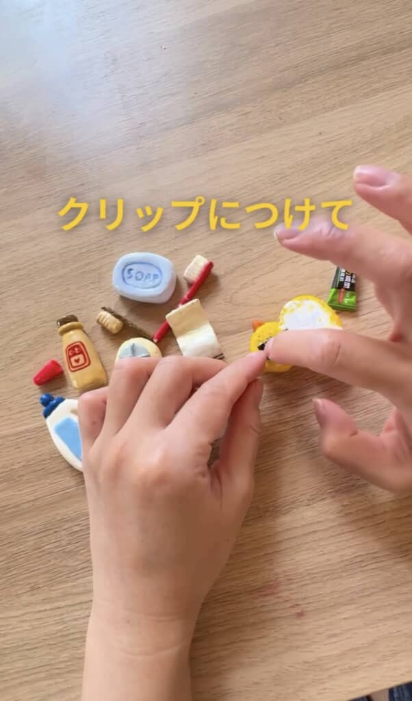 完成した粘土小物にクリップを取り付ける様子