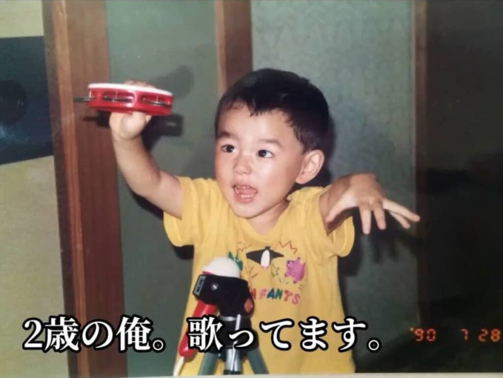 幼少期のまさひとさん。当時から歌が好きだったようです