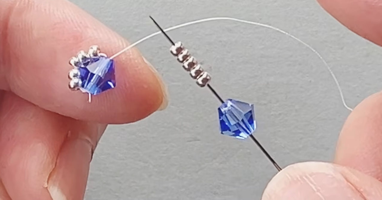 6ミリのクリスタルビーズ3個→糸を通して編むと……　完成した“きらめくアクセサリー”に「素敵です」「作ってみます」（1/3） | ハンドメイド ねとらぼ
