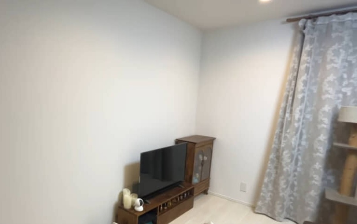 建売の味気ない部屋→夫婦でコツコツ板を貼っていくと……　見違える光景に「めちゃめちゃお洒落」「Beautiful!」（1/3） | リフォーム・リノベーション・DIY ねとらぼ