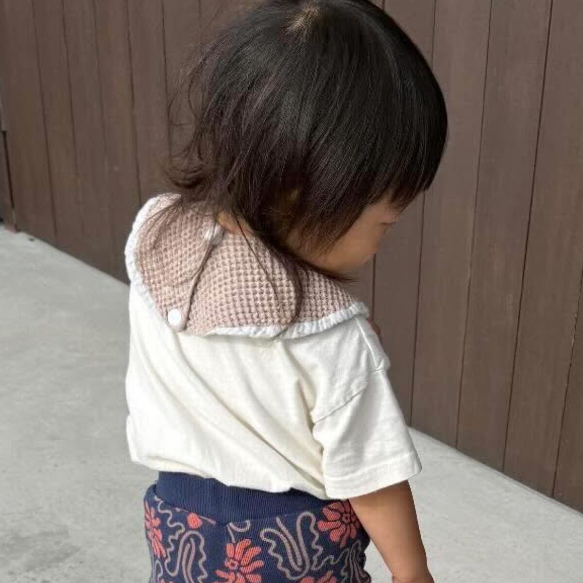 ユニクロで“夫の服”を買ったら……「2歳娘が肌身離さず持ち歩いてます」まさかの1着に「そんな嘘みたいなことある？」 | ライフスタイル ねとらぼ