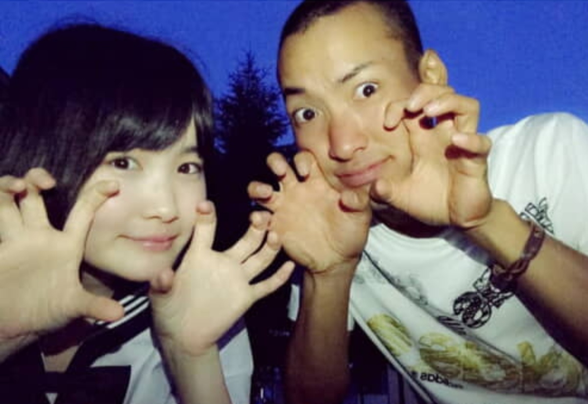 顔を寄せ合う高校2年の男女→11年後…… 「天然記念物級」「お2人!まぶしい!」まさかの“現在の姿”に反響(1/3) | ライフスタイル ねとらぼ