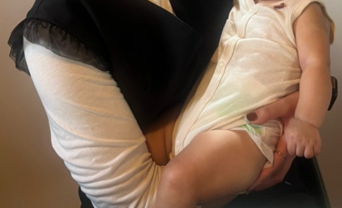 友人に生後4カ月赤ちゃんを抱っこしてもらったら……　ママ困惑の表情に「目が！目が！」「こんな赤さん初めて見た」（1/3） | 育児 ねとらぼ