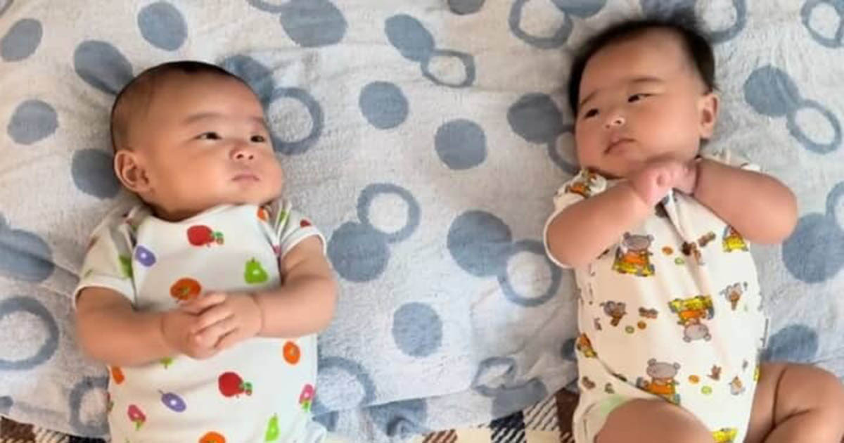 並んで寝転ぶ双子の赤ちゃん→ママが哺乳瓶を洗って戻ったら……「なぜそうなる!!!」 予想外の光景に「まさかすぎて吹き出た」(1/2) | 育児 ねとらぼ
