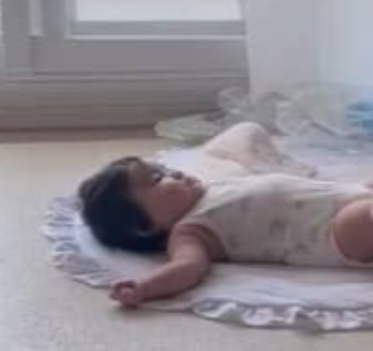 マットに寝転ぶ赤ちゃん→2歳姉が近づいて……「尊い、、、」　驚きの展開に「泣きそう」「この空間にいたい」（1/2） | 育児 ねとらぼ