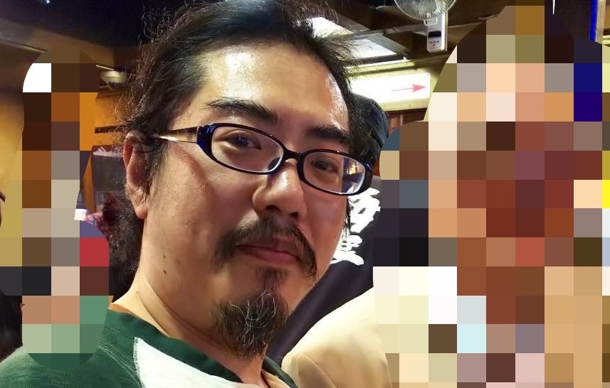 ヒゲを生やし、メガネをかけていた男性→4年後の現在……「まじすか