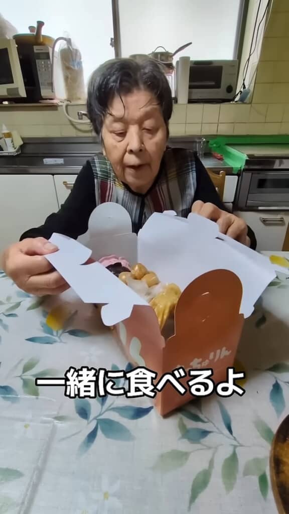孫と2人でドーナツをいただきます