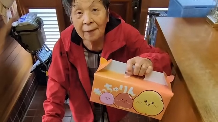 雨の中、孫のためミスド「もっちゅりん」を買いに行った84歳祖母→箱を開けると……「涙が止まりません」まさかの中身に「無償の愛すぎる」(1/2) | グルメ ねとらぼ