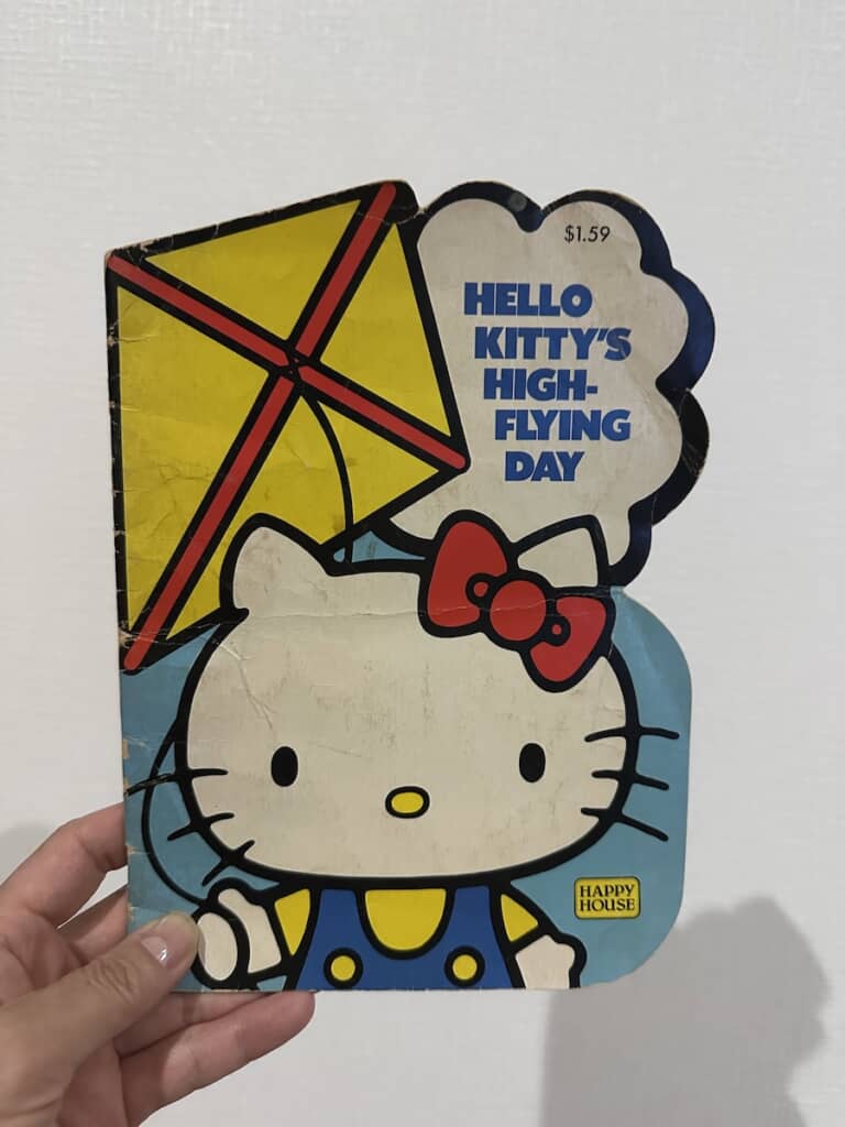 ダンボールの底から見つかった古いハローキティの絵本
