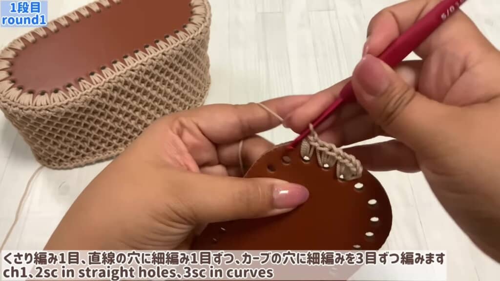 マクラメヤーンのバッグ、底板に編み込んでいるところ